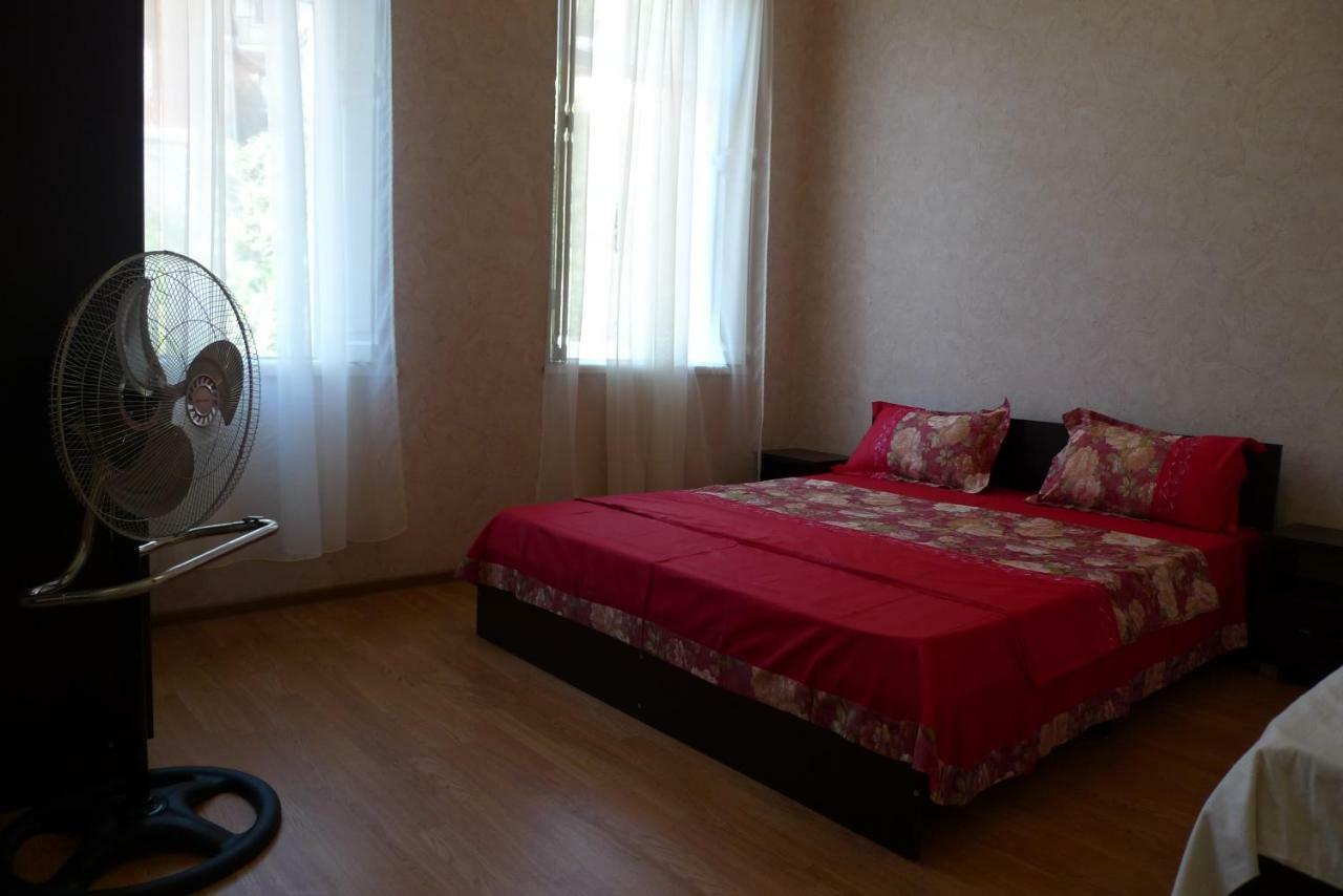 Old Town Guesthouse Сухумі Екстер'єр фото