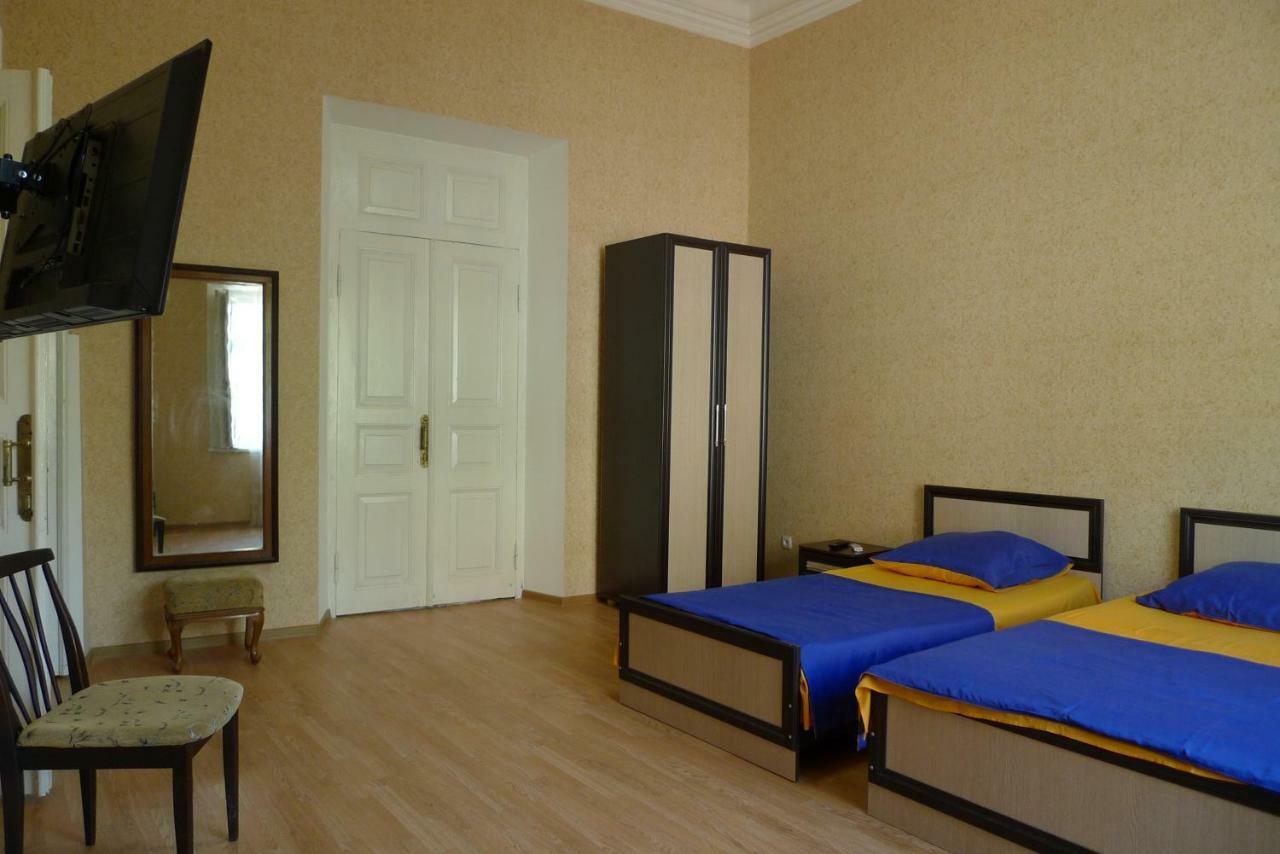 Old Town Guesthouse Сухумі Екстер'єр фото