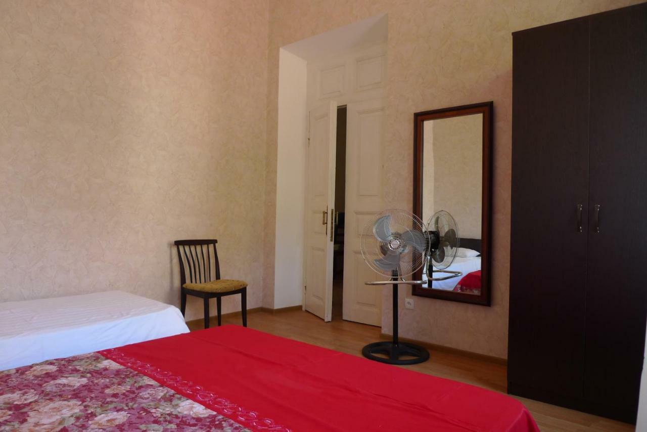 Old Town Guesthouse Сухумі Екстер'єр фото