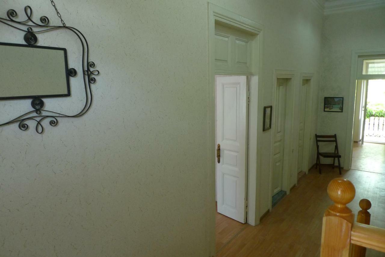 Old Town Guesthouse Сухумі Екстер'єр фото